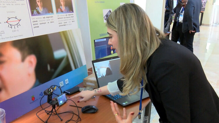 Direksiyon başında uyuyan sürücüyü uyaran sistem