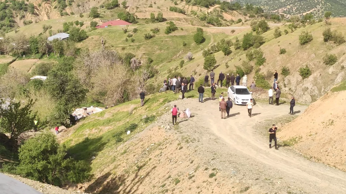 Diyarbakır'da minibüs şarampole devrildi; 2 ölü 13 yaralı