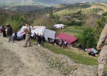 Diyarbakır'da minibüs şarampole devrildi; 2 ölü 13 yaralı