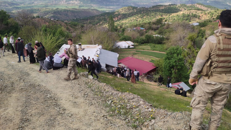 Diyarbakır'da minibüs şarampole devrildi; 2 ölü 13 yaralı