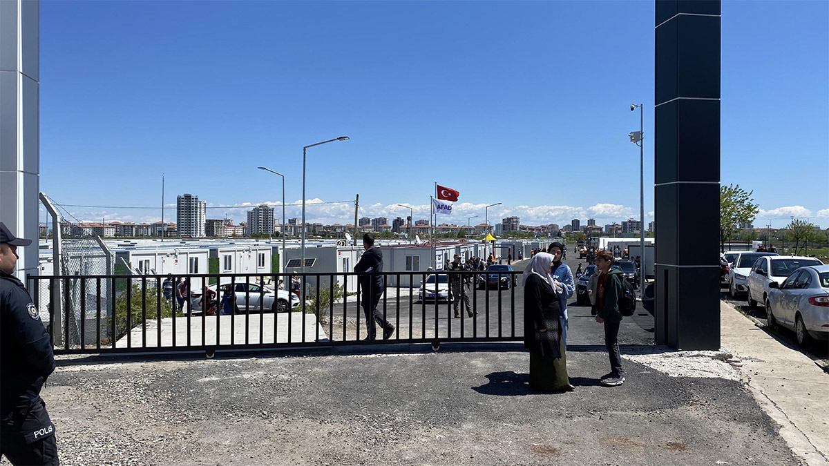 Kahramanmaraş merkezli depremlerin vurduğu Diyarbakır'daki depremzedelerin 621 konteynerden oluşan, içinde oyun alanı, sosyal market, mescit, çamaşırhane, basketbol sahası ile yönetim ofisi de bulunduğu kente yerleştirmesine başlandı.