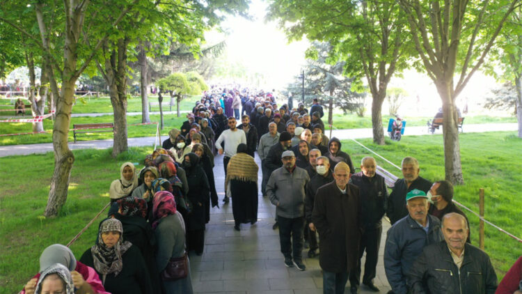 Domates fidesi dağıtımında metrelerce kuyruk oluştu