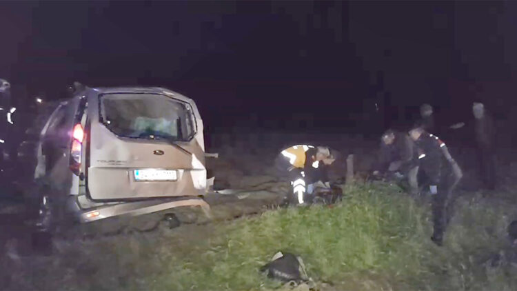 Edirne'de göçmenleri taşıyan araç takla attı; 1 ölü 10 yaralı