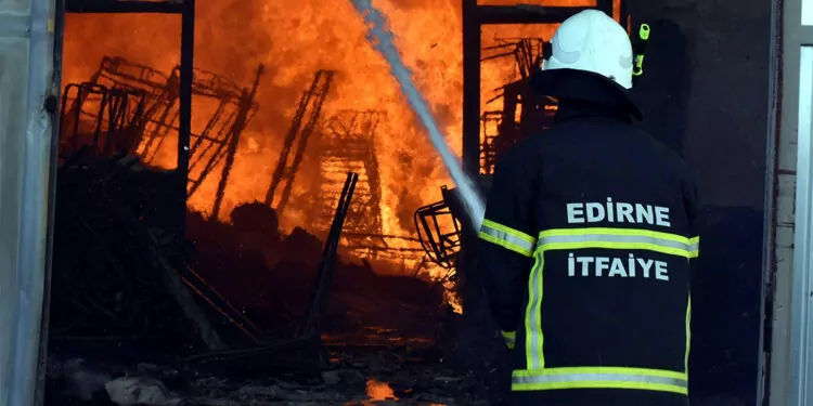Edirne'de toptancılar ve i̇malatçılar sitesi'nde yangın