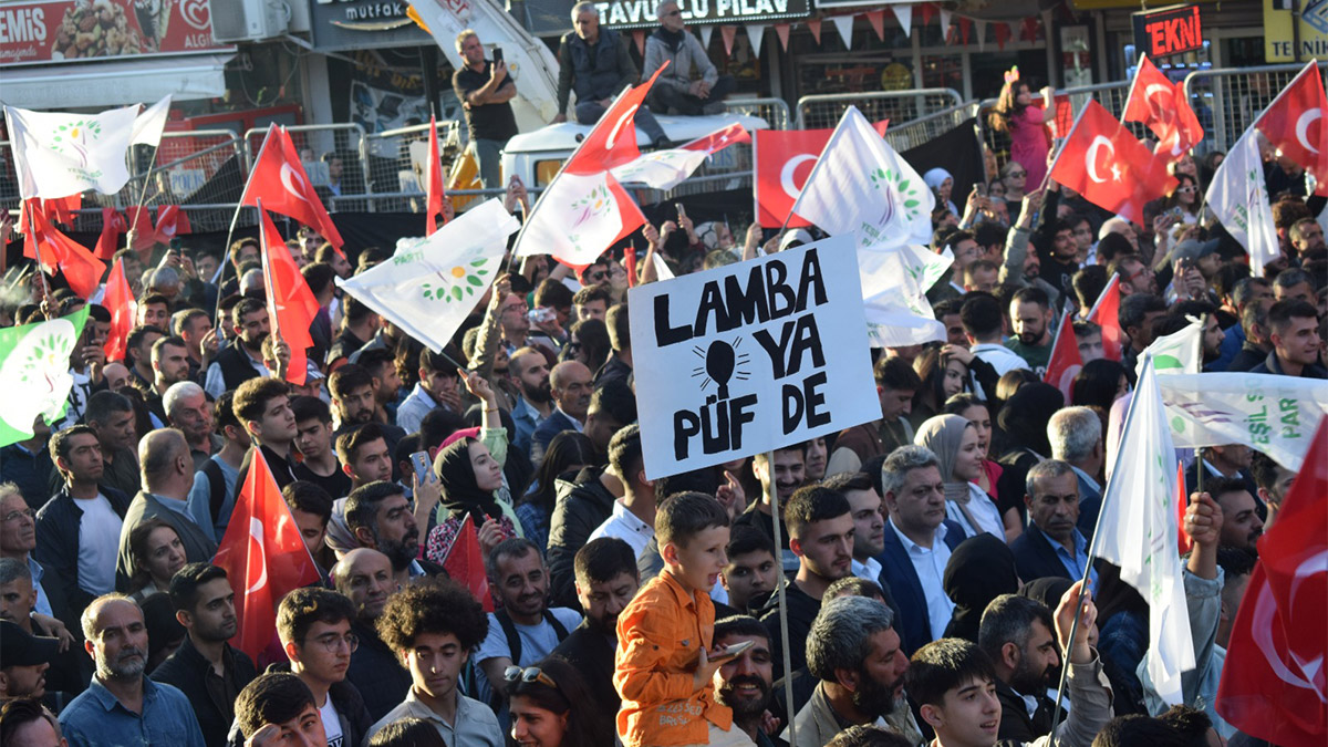 İstanbul Büyükşehir Belediye (İBB) Başkanı Ekrem İmamoğlu, "15 Mayıs sabahına kadar çok çalışmamız lazım. Ayrışmadan, demokrasi mücadelesini hep birlikte vermemiz lazım. Hep birlikte sandığa gideceğiz. Hep birlikte sandığa sahip çakacağız. Bu iktidarı evine yollayacağız. ‘Ben bilirim’ diyen aklı evine yollayacağız. Millet kendi iktidarını kuracak" dedi.