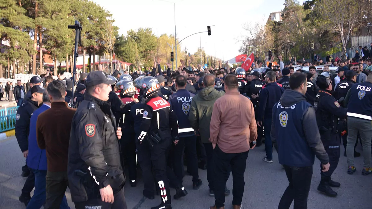 Ekrem imamoglunun erzurum mitingi cikan olaylar nedeniyle yarida kaldi ek fotograflar 6827 dhaphoto5 - öne çıkan - haberton