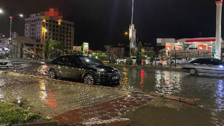 Elazığ'da sağanak hayatı olumsuz etkiledi