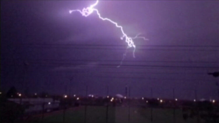 Erzincan'da şimşekler geceyi aydınlattı
