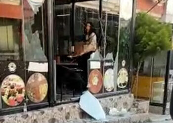 Lokanta sahibine sinirlenen kadın ortalığı birbirine kattı