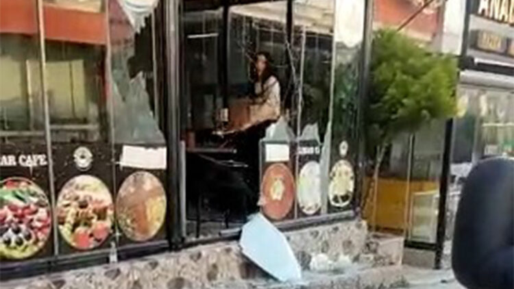 Lokanta sahibine sinirlenen kadın ortalığı birbirine kattı