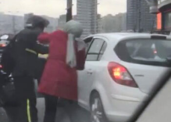 Esenyurt'ta otomobil sürücüsüyle kuryenin kavgası kamerada
