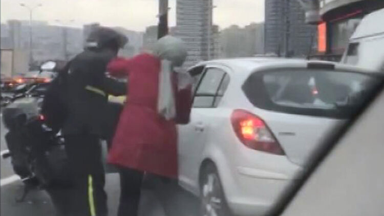 Esenyurt'ta otomobil sürücüsüyle kuryenin kavgası kamerada