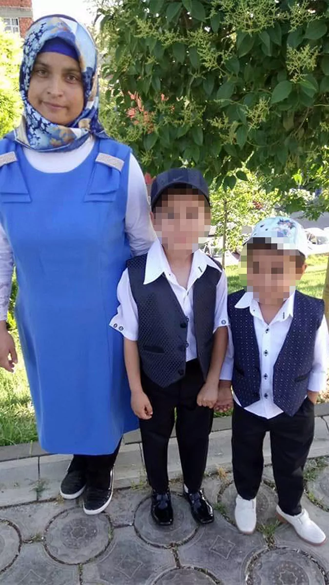 Antalya'da ercan akdağ (39), kavga ettiği eşini keserle döverek öldürdü. Sağlık ekiplerine eşinin düştüğünü söyleyen akdağ, polisteki sorgusunda suçunu itiraf edince tutuklandı.