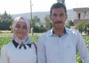 Eşini keserle döverek öldürdü