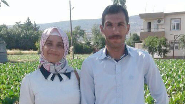 Eşini keserle döverek öldürdü