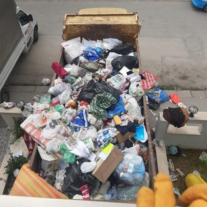 Eskişehir’de apartmanda oturanların koku nedeniyle şikayet ettiği Bülent K.’nin (55) evinden, belediye temizlik ekiplerince 16 kamyon çöp çıktı. Çöpün yaklaşık 50 ton olduğu bildirildi.