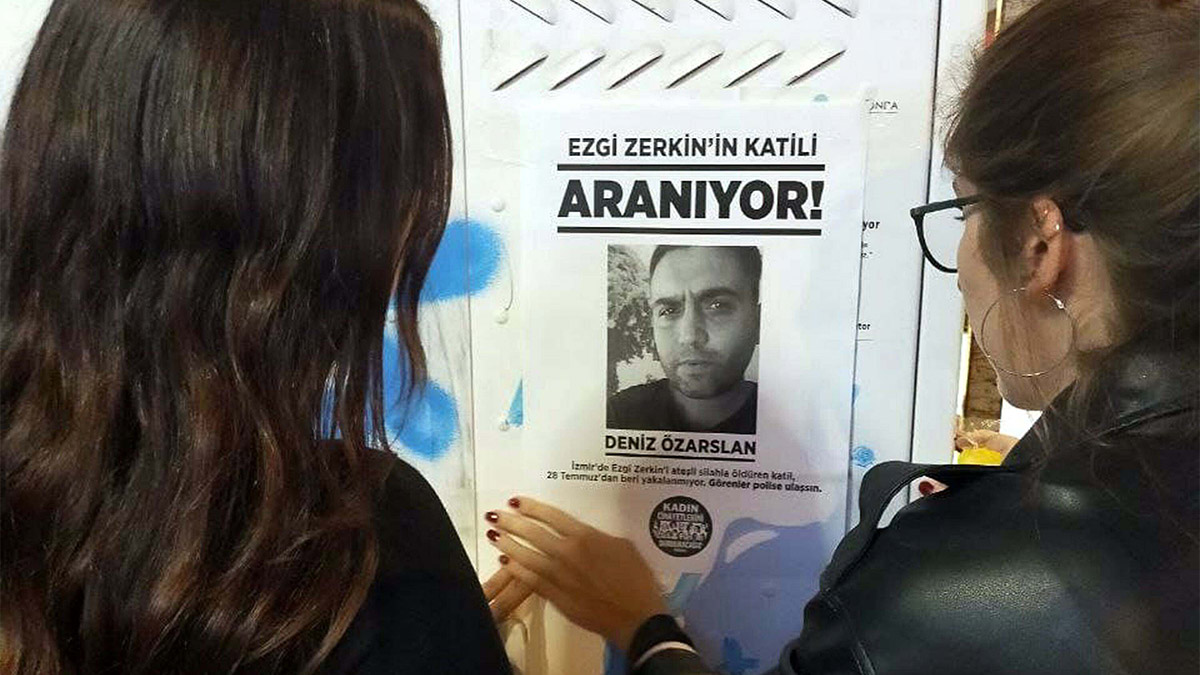 İzmir'in Konak ilçesinde boşanma aşamasındaki eşi Ezgi Özarslan'ı (31) tabanca ile öldürüp kaçan Deniz Özarslan 298 gündür yakalanamadı.