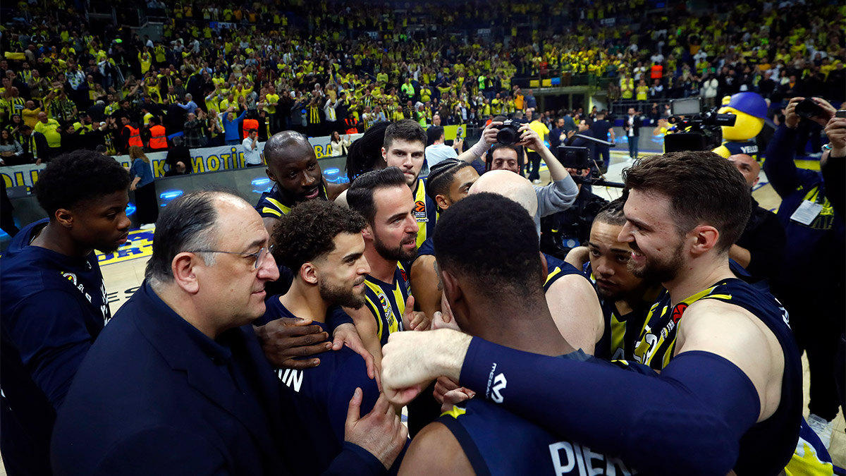 Fenerbahçe Beko, Turkish Airlines EuroLeague Play-Off serisi 5'inci ve son maçında Yunanistan ekibi Olympiacos ile yarın deplasmanda karşı karşıya gelecek. Barış ve Dostluk Salonu'nda TSİ 21.30'da başlayacak karşılaşmayı kazanan takım, EuroLeague Dörtlü Final'e adını yazdıracak.