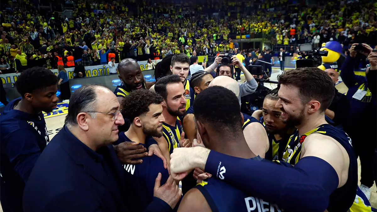 Fenerbahçe beko, turkish airlines euroleague play-off serisi 5'inci ve son maçında yunanistan ekibi olympiacos ile yarın deplasmanda karşı karşıya gelecek. Barış ve dostluk salonu'nda tsi̇ 21. 30'da başlayacak karşılaşmayı kazanan takım, euroleague dörtlü final'e adını yazdıracak.  