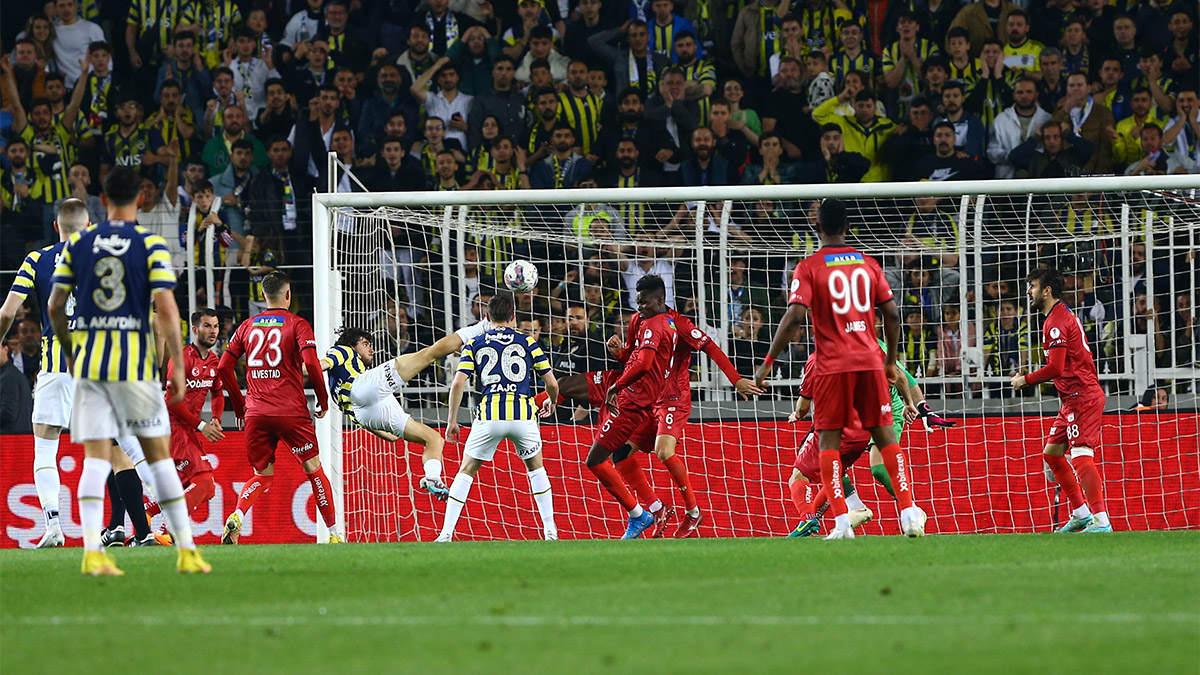 Ziraat Türkiye Kupası yarı final rövanş maçında Demir Grup Sivasspor'u 3-0 yenen Fenerbahçe adını finale yazdırdı. Karşılaşma sonrası iki takım teknik direktörü açıklamalarda bulundu.