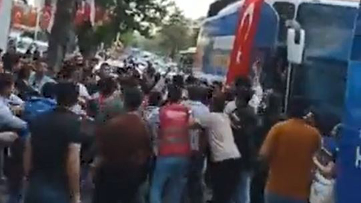 Gaziantep’te bir avm önünde ayrı ayrı stand açarak seçim çalışmaları yürüten ak parti ve chp'li gençler arasında kavga çıktı. Kavgada 4 kişi hafif yaralanırken, havaya ateş açan chp şehitkamil belediye meclis üyesi ersin atar gözaltına alındı.