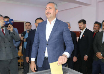Abdulhamit Gül oyunu kullandı