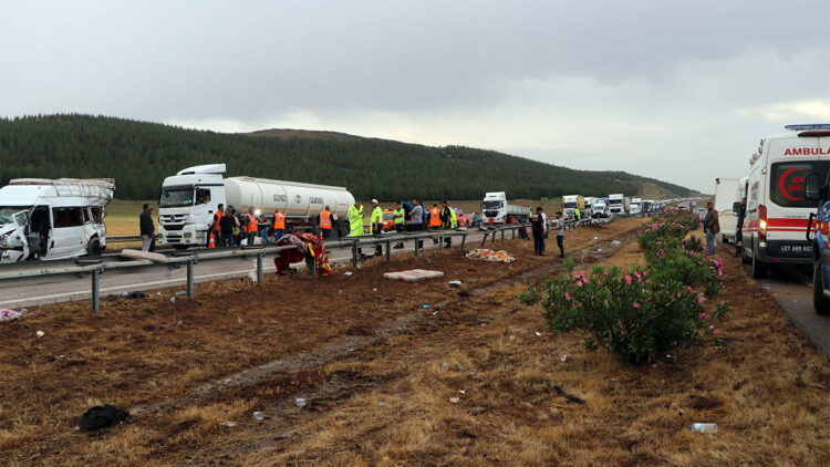 Gaziantep'te zincirleme kaza; 2 ölü 20 yaralı