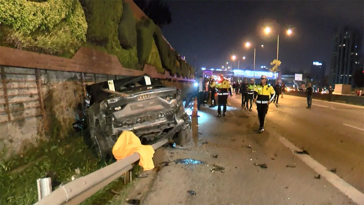 Alkollü sürücü yol bakımı yapan işçilerin arasına daldı; 4 ölü