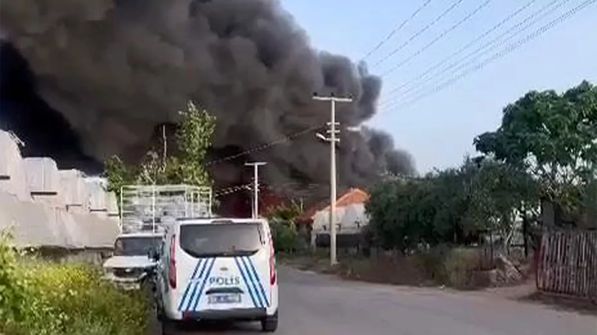 Geri donusum tesisindeki yanginda gokyuzunu duman kapladi 6484 dhaphoto3 - öne çıkan - haberton