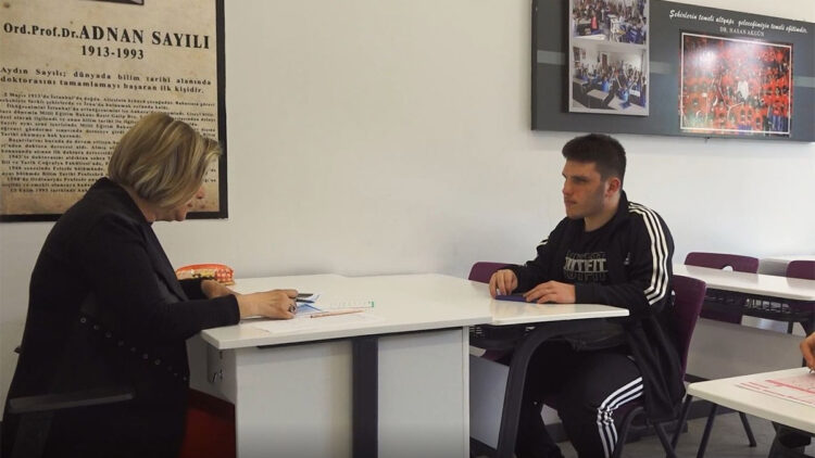 Gönüllülerden TYT'ye hazırlanan görme engelli Efe'ye destek