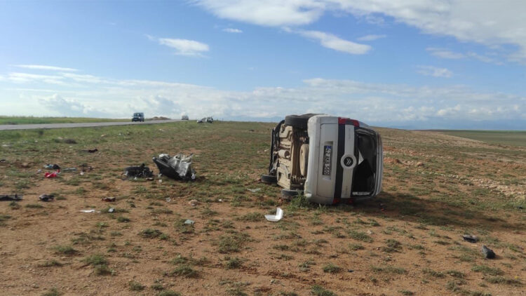 Konya'da hafif ticari araç ile otomobil çarpıştı