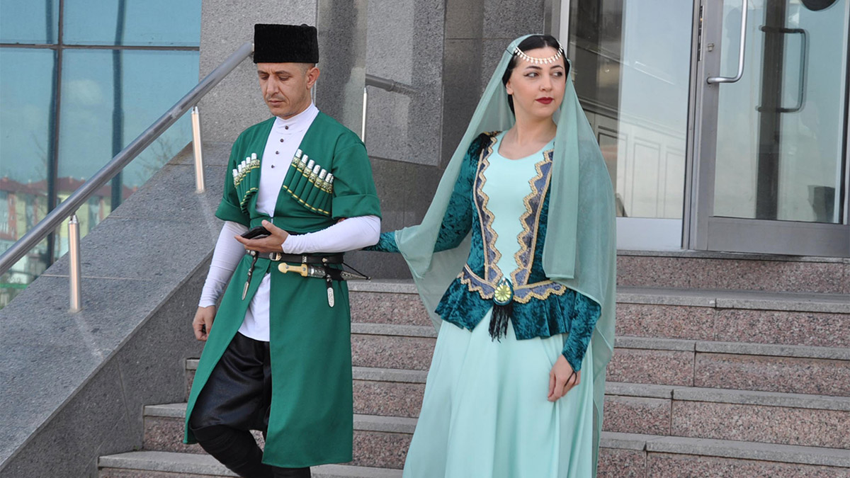 Kafkas kıyafetiyle sandık başına gittiler