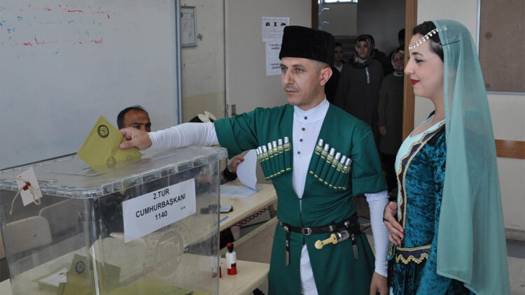 Kafkas kıyafetiyle sandık başına gittiler