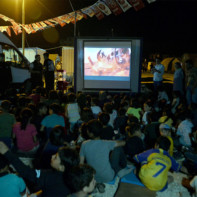 Depremzede çocuklar ‘Aslan Kral’ filmini izledi