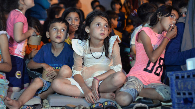 Depremzede çocuklar ‘Aslan Kral’ filmini izledi