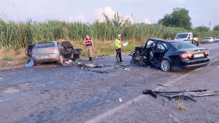 Hatay'da iki otomobil çarpıştı; 2 ölü 4 yaralı