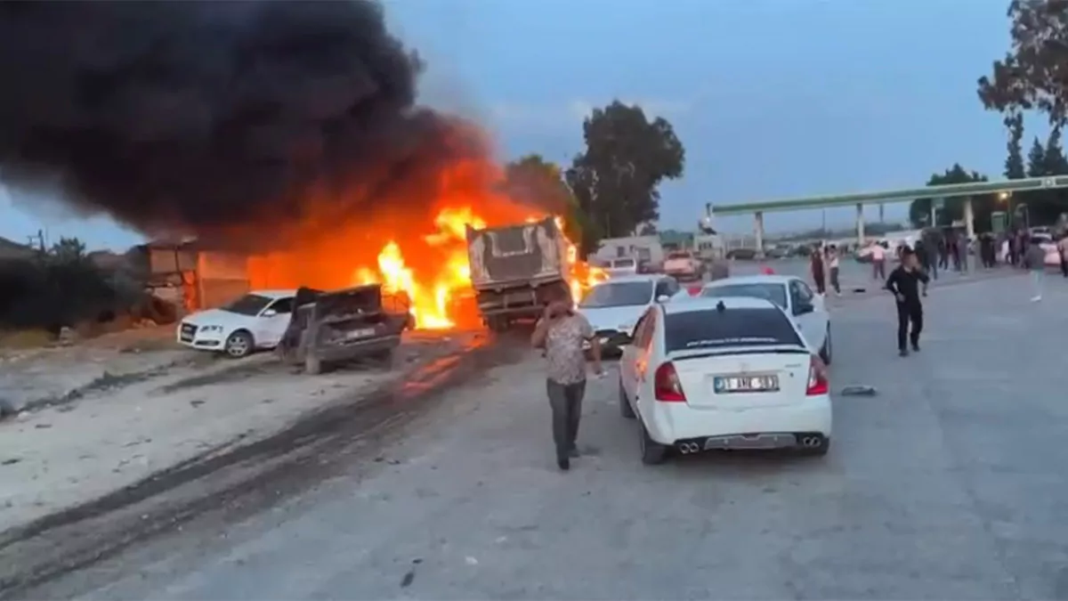 Antakya'da zincirleme trafik kazasında bir kamyonla otobüste yangın meydana geldi, 12 vatandaşımız hayatını kaybetti, 3’ü ağır olmak üzere 31 vatandaşımız yaralandı.