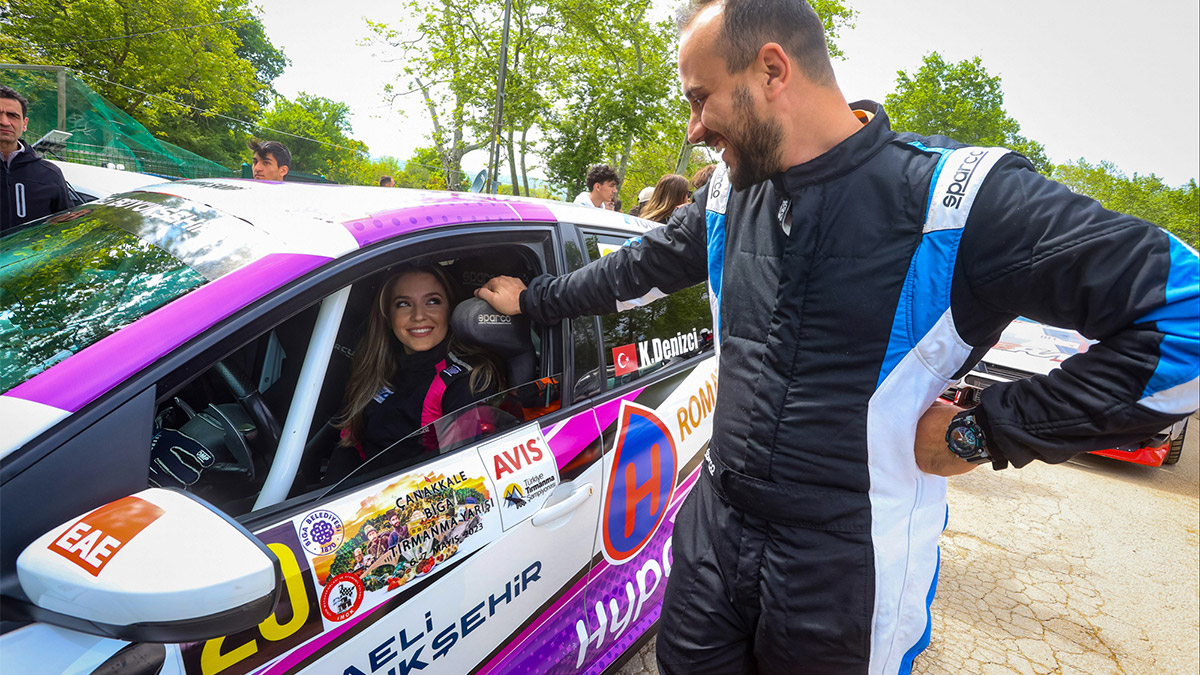 Bursa’da yaşayan 35 yaşındaki Kübra Denizci hayallerinde engel tanımadı, dünyadaki iki ralli pilotundan biri olmayı başardı.