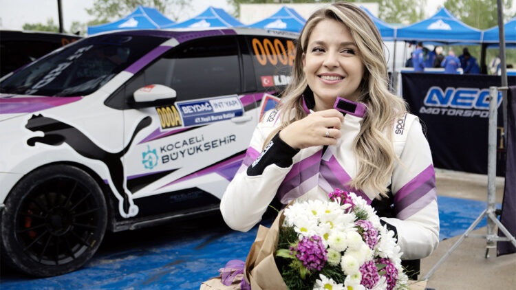 Engel tanımadı; iki ralli pilotundan biri olmayı başardı