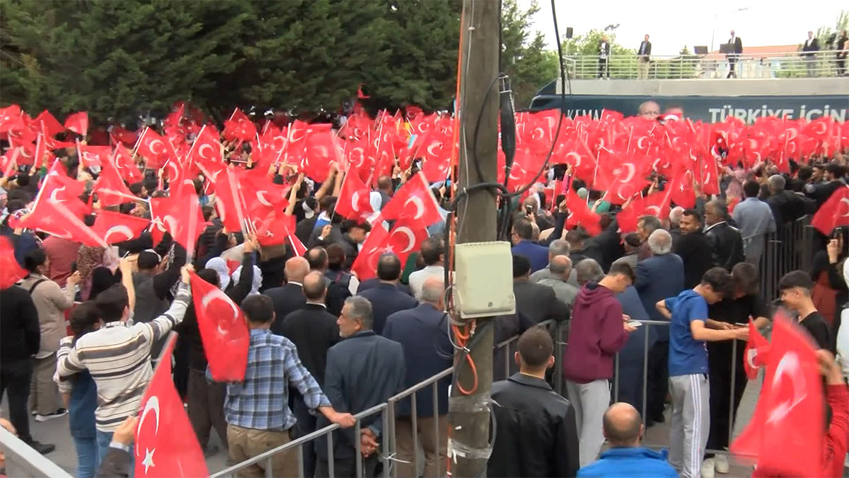 İstanbul Büyükşehir Belediye Başkanı Ekrem İmamoğlu, Başakşehir'de vatandaşlarla bir araya geldi. 28 Mayıs'ta yapılacak seçimlerde Millet İttifakı adayı Kemal Kılıçdaroğlu'na destek isteyen İmamoğlu, "Sevgili kardeşim, hepinize adalet hepimize. Adaletin, ne dedim? Ekrem'i Selahattin'i yok. Hepimize adalet, herkese adalet. Orada bir sorun yok" dedi.