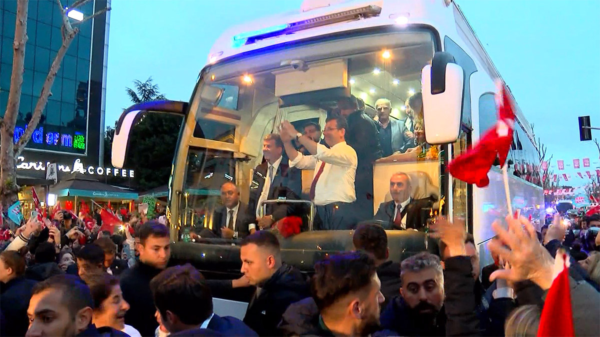 İstanbul Büyükşehir Belediye Başkanı Ekrem İmamoğlu, Sancaktepe ve Kadıköy'de vatandaşlarla bir araya geldi. İmamoğlu, "Millet İttifakı'nın becerikli, liyakatlı kadroları bu ülkeyi yönetecek. Bir kişinin dediğini yapan değil, doğruyu yapan kadrolar göreve gelecek" dedi.