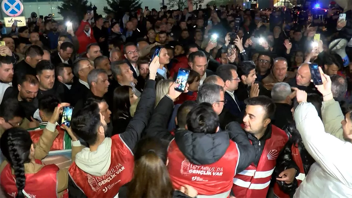 İbb başkanı ekrem i̇mamoğlu, erzurum'da yaşananlarla ilgili olarak, “bu atılan taşlar kardeşliğimize atılmıştır. Bu atılan taşlar bu memleketin değerlerine atılmıştır. İnancına atılmıştır. Bu atılan taşlar milletin birlik ve beraberliğine atılmıştır" dedi.