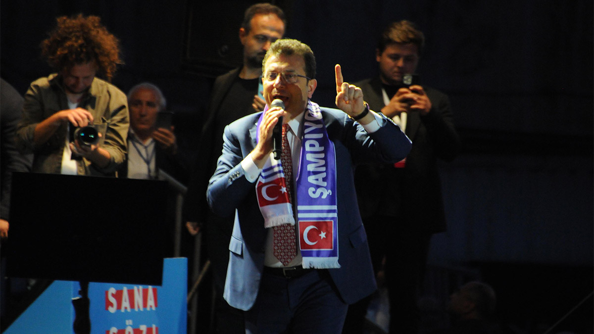 İstanbul Büyükşehir Belediye Başkanı Ekrem İmamoğlu, "Biz millet ittifakı olarak becerikli ve uzman kadrolarla ekonomiyi düzelteceğiz. Ülkemizi dünyada ilk 10 ekonomiye yaklaştıracağız. 2 yıl içerisinde enflasyonu tek haneli rakama indireceğiz. 2 yıl içerisinde Türkiye ekonomisi trilyon dolarlık bir ekonomi olacak” dedi.