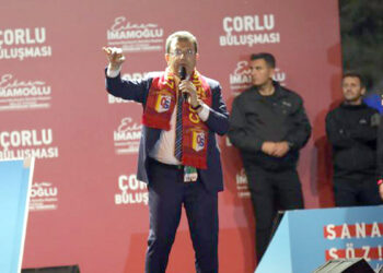Vatan namustur, bayrak namustur