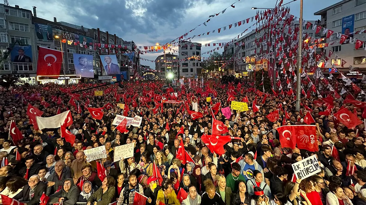 İstanbul büyükşehir belediye başkanı ekrem i̇mamoğlu, denizli’ye giderken ‘milleti bölene oy vermeyin’ diye asılı afişler gördüğünü belirterek, "bu akıl ne biliyor musunuz? Bu akıl şu; bana oy verenler milli ve yerli, bana oy vermeyenler vatan haini, hadi oradan. Herkes namusu için yaşar. Vatan namustur, bayrak namustur. Milletin onuru namustur” dedi.