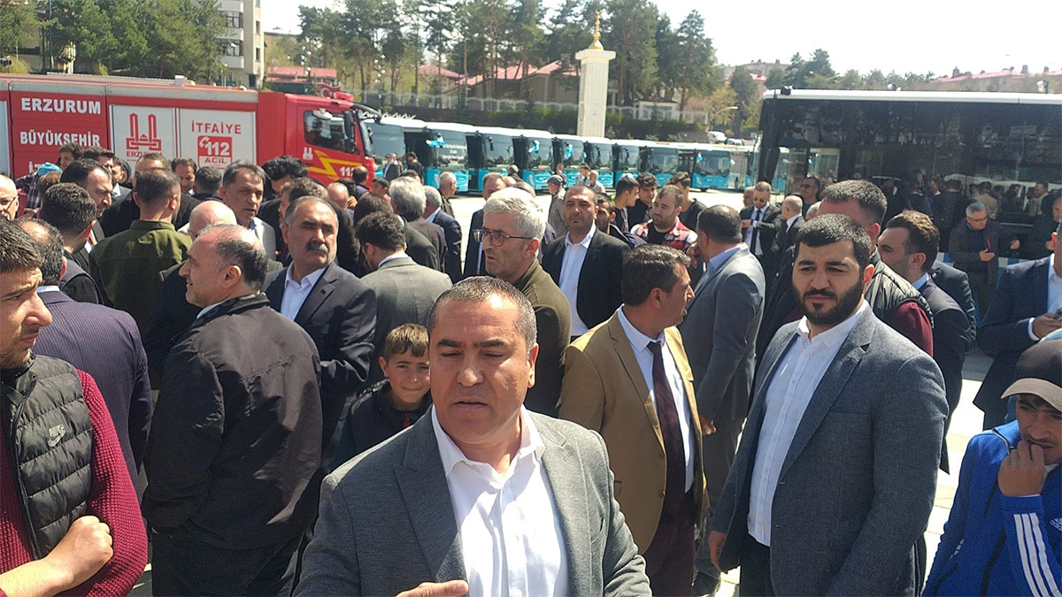 Erzurum'da İmamoğlu'nun miting yapacağı meydana otobüsler çekildi. Olayı Ekrem İmamoğlu sosyal medya hesabı üzerinden duyurdu.