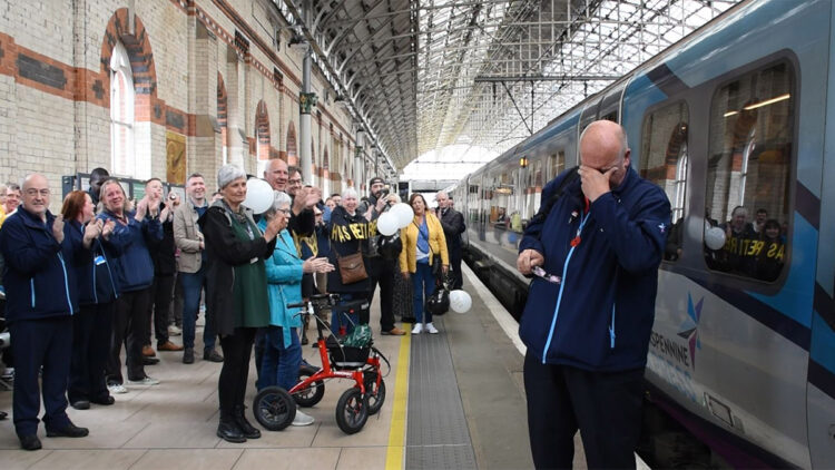 Son seferini yapan makinist alkışlarla uğurlandı