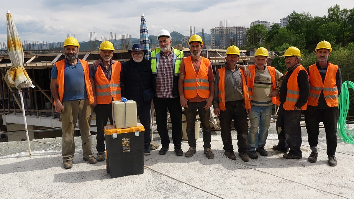 Trabzon'da, yatırımcı Türk asıllı ABD'li müteahhit Samer Ramazanoğlu, inşaatında çalışan, süreklilik, iş ahlakı ve temizlik kriterlerine göre ayın işçi ve ustalarını, teknik alet seti ve çeşitli hediyelerle, sabır gösteren eşlerini ise elektrikli mutfak eşyalarıyla ödüllendiriyor.