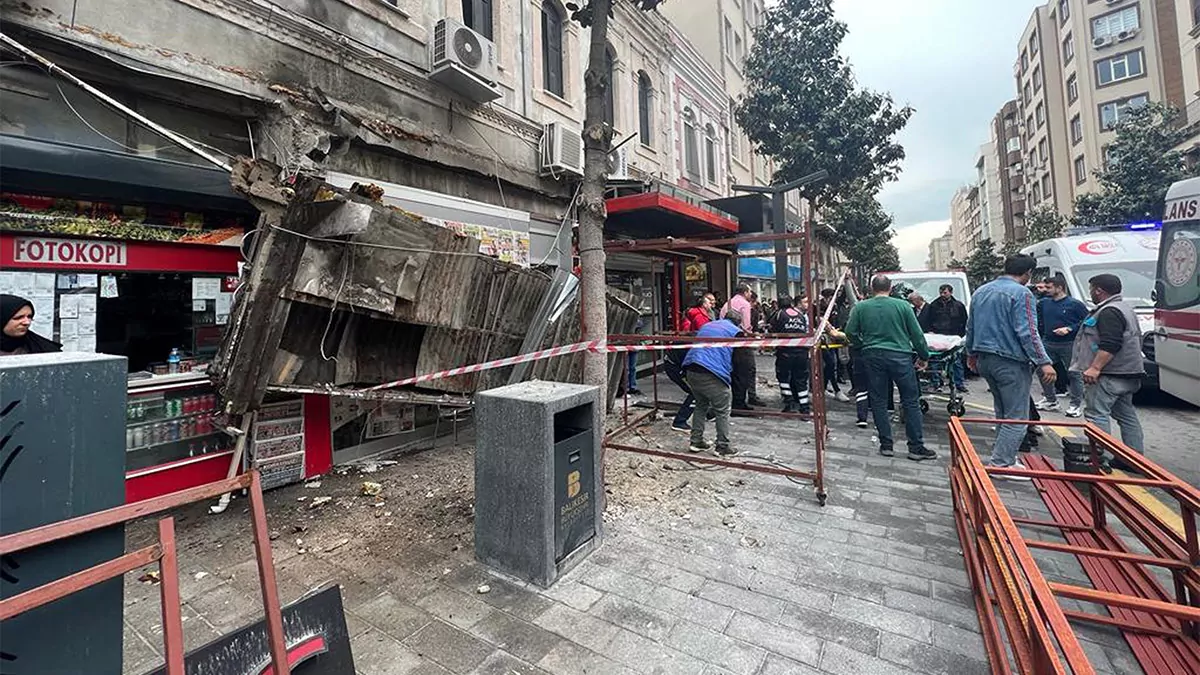 Sundurma çöktü; 2 kişi yaralandı