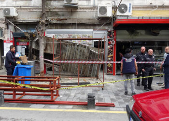 Sundurma çöktü; 2 kişi yaralandı